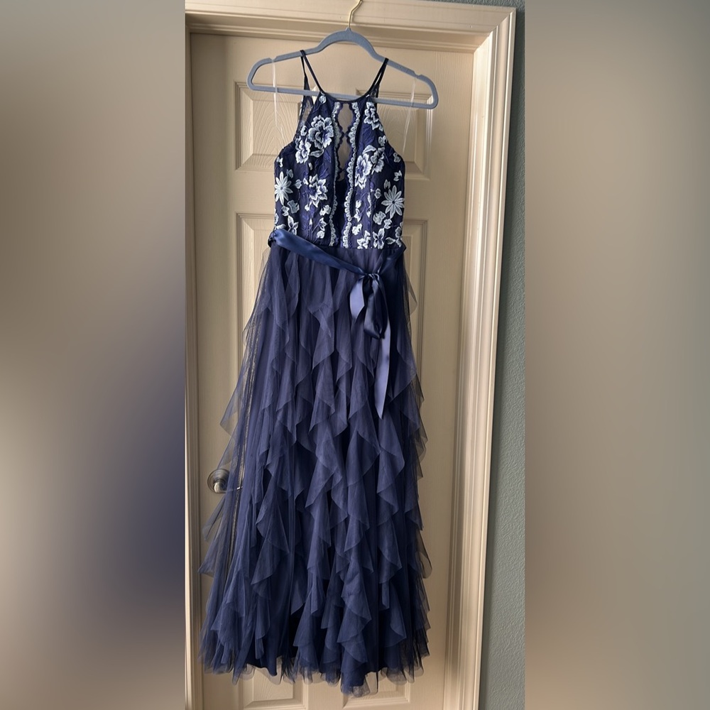 Prom Elegant Navy Blue Dress with Floral Embroidery & Tulle Layered Skirt